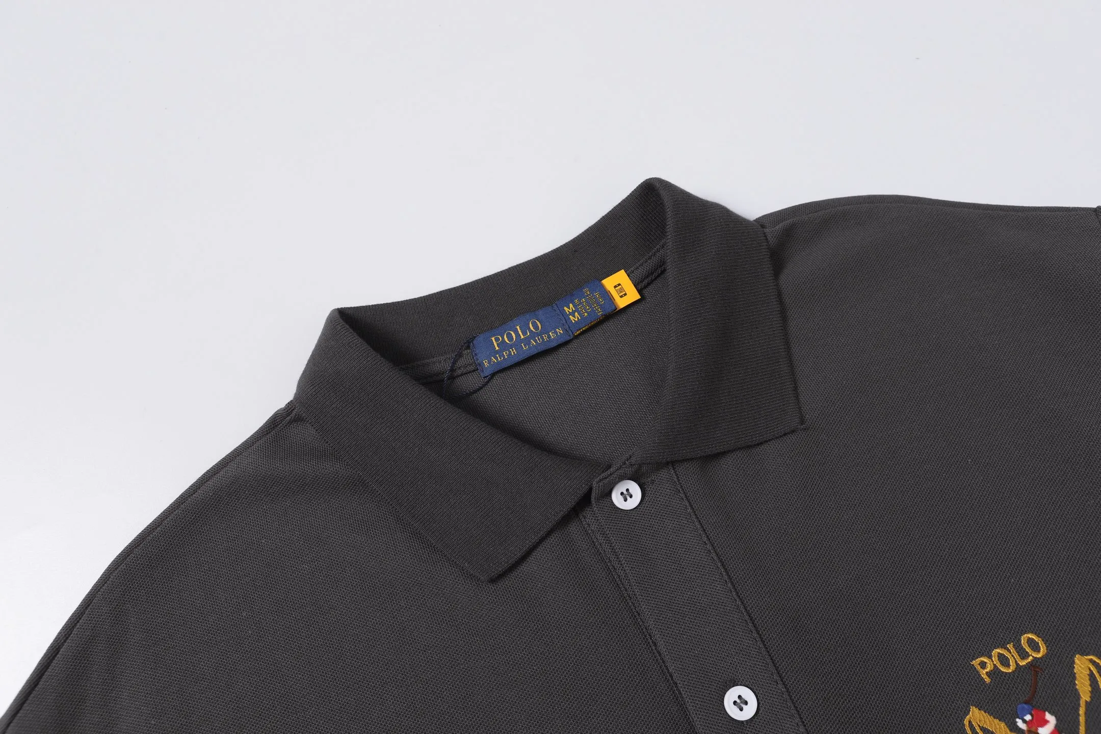 P156 Style number: A015 [Ralph Lauren classic letter logo embroidered Polo shirt] ✅250 grams of fine cotton pique fabric, custom-woven and dyed threads ✅Original stickers Scan the QR code to enter the official website ✅Large version, loose and stylish, can wear up to 210 pounds Color: black, white, navy, blue, sky blue, dark gray, floral gray Size: S-XL